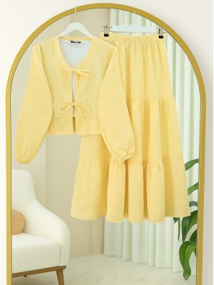Önü Bağcıklı Nakış Detaylı Etekli Müslin Takım -Sarı
