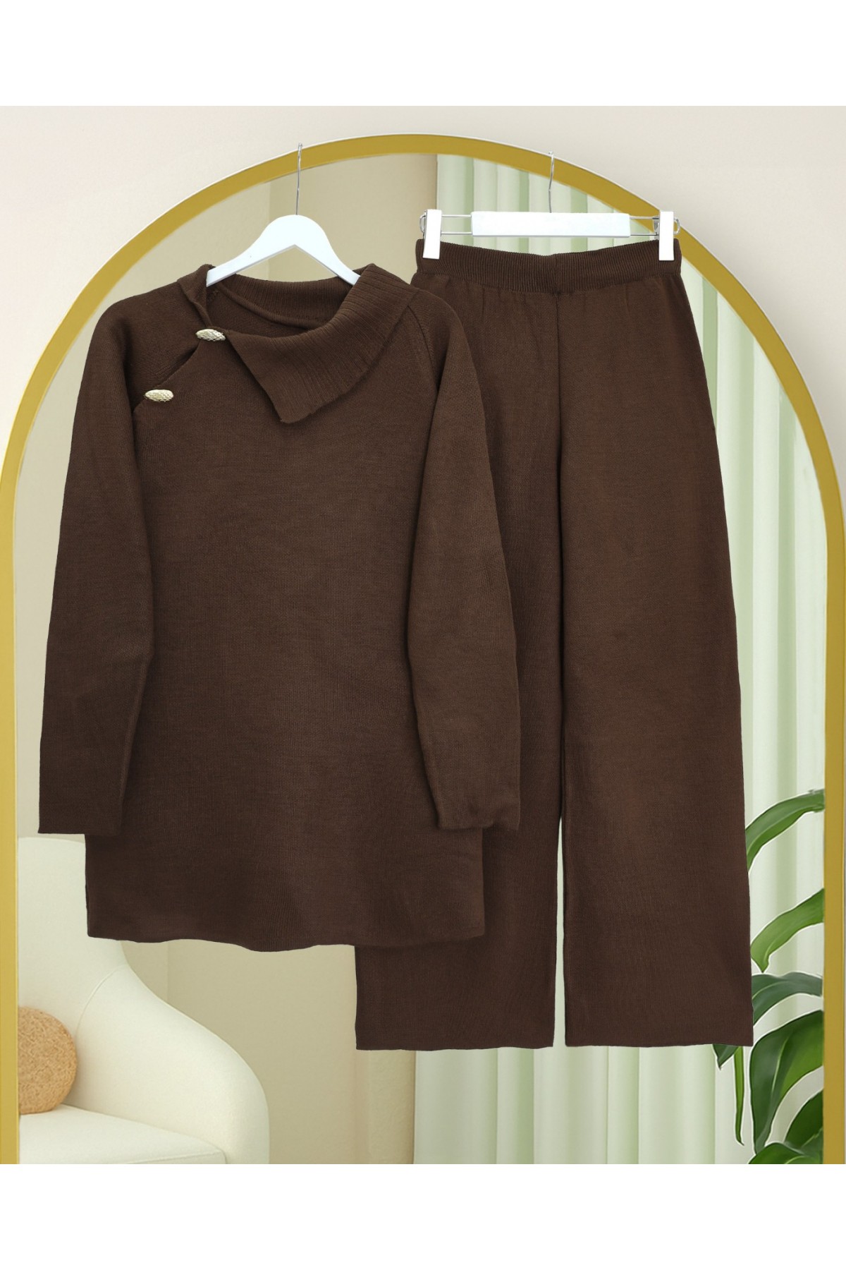 Half-Turtleneck Knitwear Suit with Cross-Button Collar -Brown