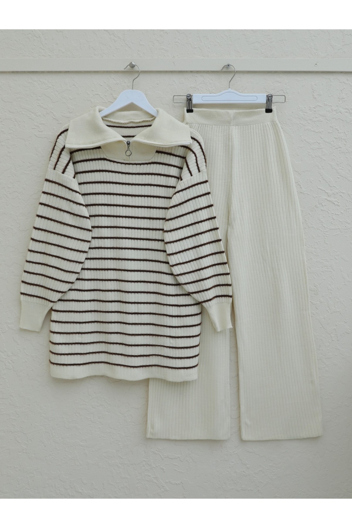 Half Neck Ribbed Zippered Knitwear Set -Cream color