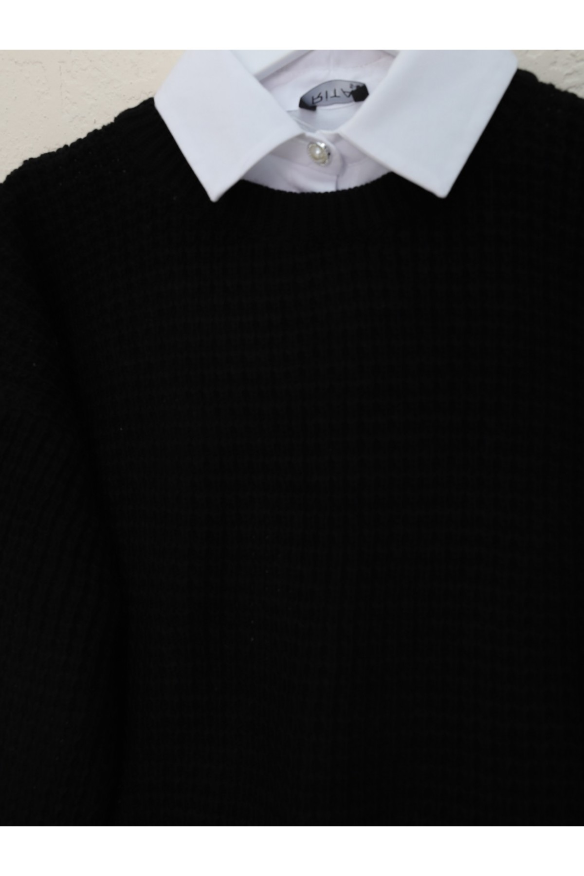 Round Neck Knitted Sweater -Black