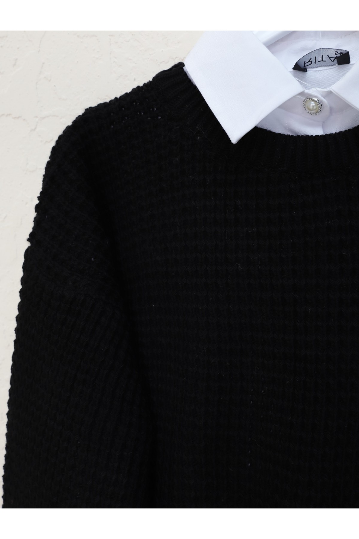 Round Neck Knitted Sweater -Black