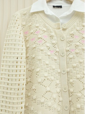 Ponponlu Düğmeli Kurdele Nakışlı Ajurlu Triko Hırka -Krem