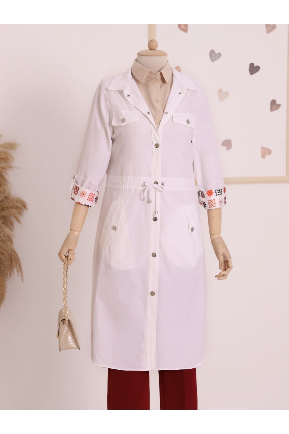 Snap Snaps All Over the Sleeves with Folded Lace-up Trench Coat -White