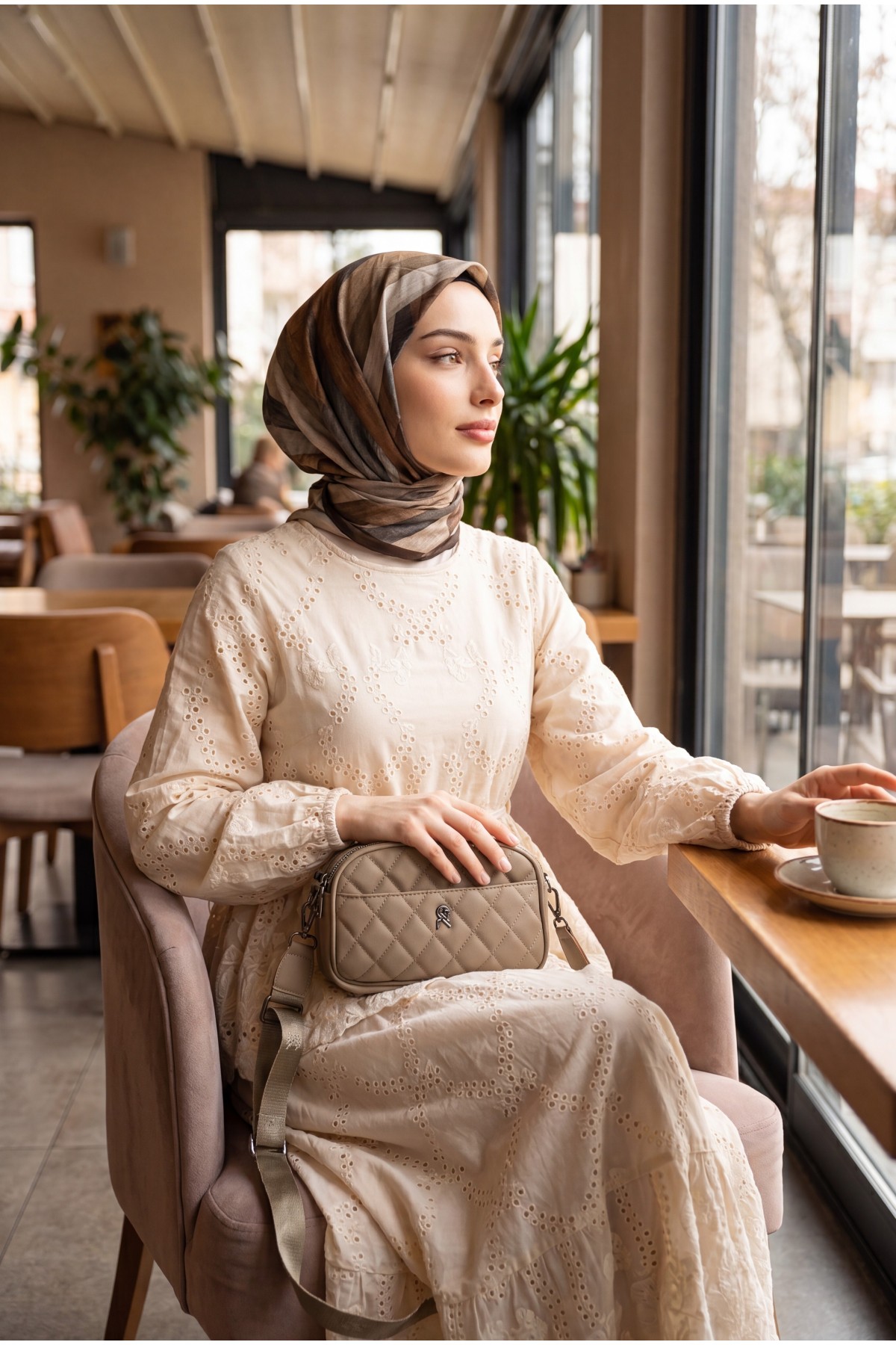 بدلة ذات مظهر الكتان بأكمام مطاطية وحزام وتفاصيل مكشكشة وبطانة. -اللون البيج detay görseli