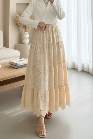 تنورة مطوية مع تطريز على شكل صدفة -اللون البيج