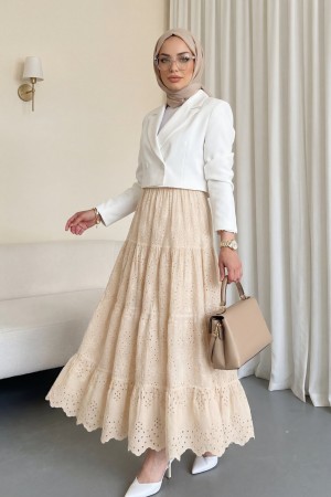 تنورة مطوية مع تطريز على شكل صدفة -اللون البيج