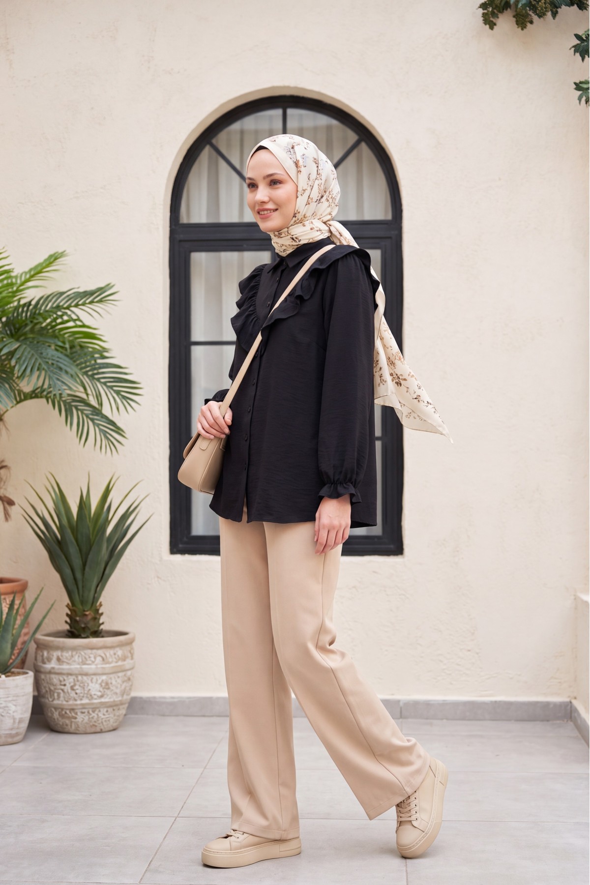 Robadan Fırfırlı Düğmeli Rayon Tunik -Siyah