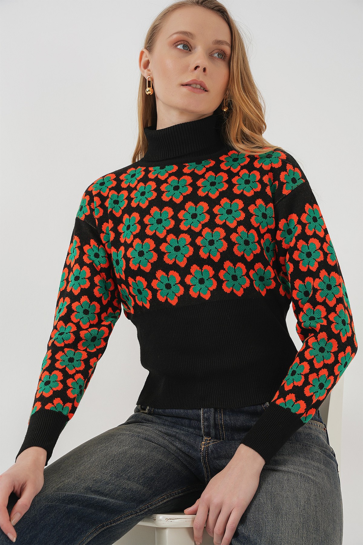 15801 Turtleneck Patterned Crop Sweater 