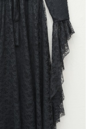 فستان من الدانتيل الجيبور بنقوش زهرية، بأكمام مكشكشة، وحزام، وبطانة. -أسود