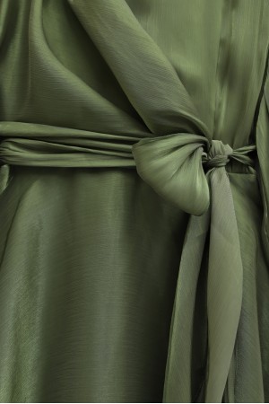 فستان من قماش جانجان مع ربطة أمامية متقاطعة  -خاكي