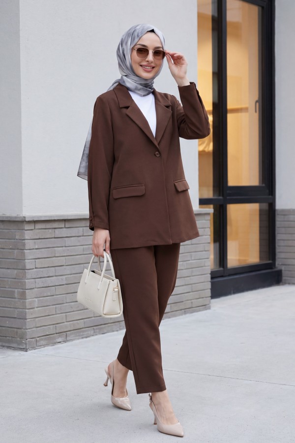 Crepe Suit with Double-Breasted Collar and Pocket Details -Brown