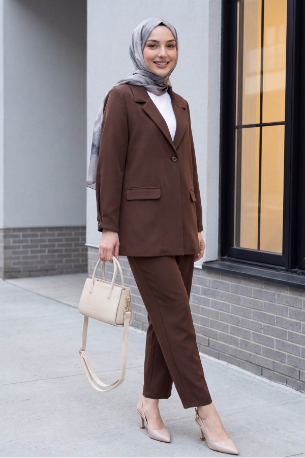 Crepe Suit with Double-Breasted Collar and Pocket Details -Brown