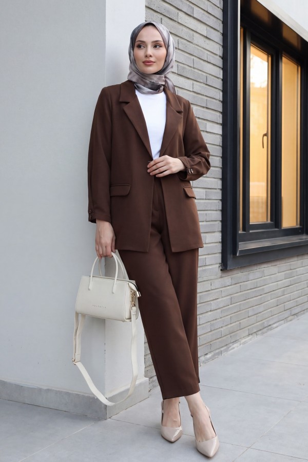 Crepe Suit with Double-Breasted Collar and Pocket Details -Brown