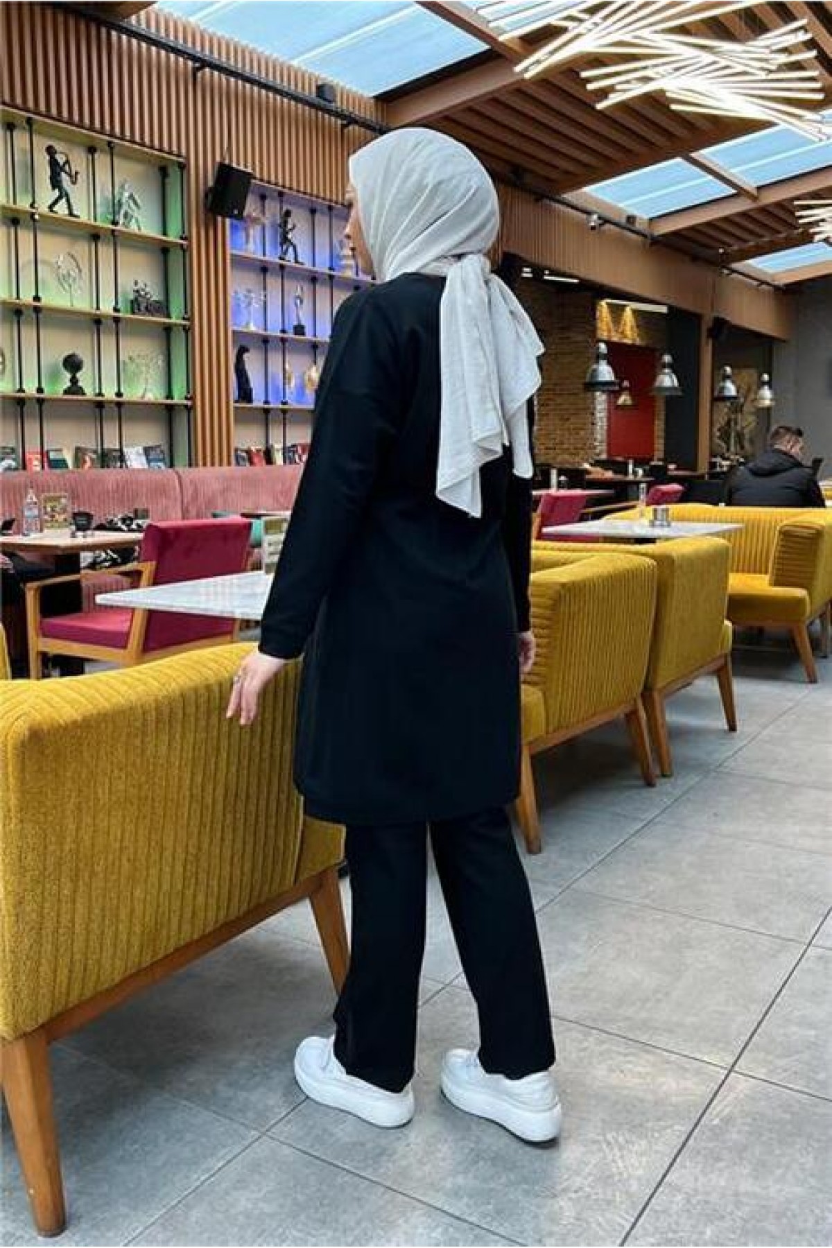 طقم رياضي بسيط مكون من قطعتين بياقة على شكل حرف V وأزرار