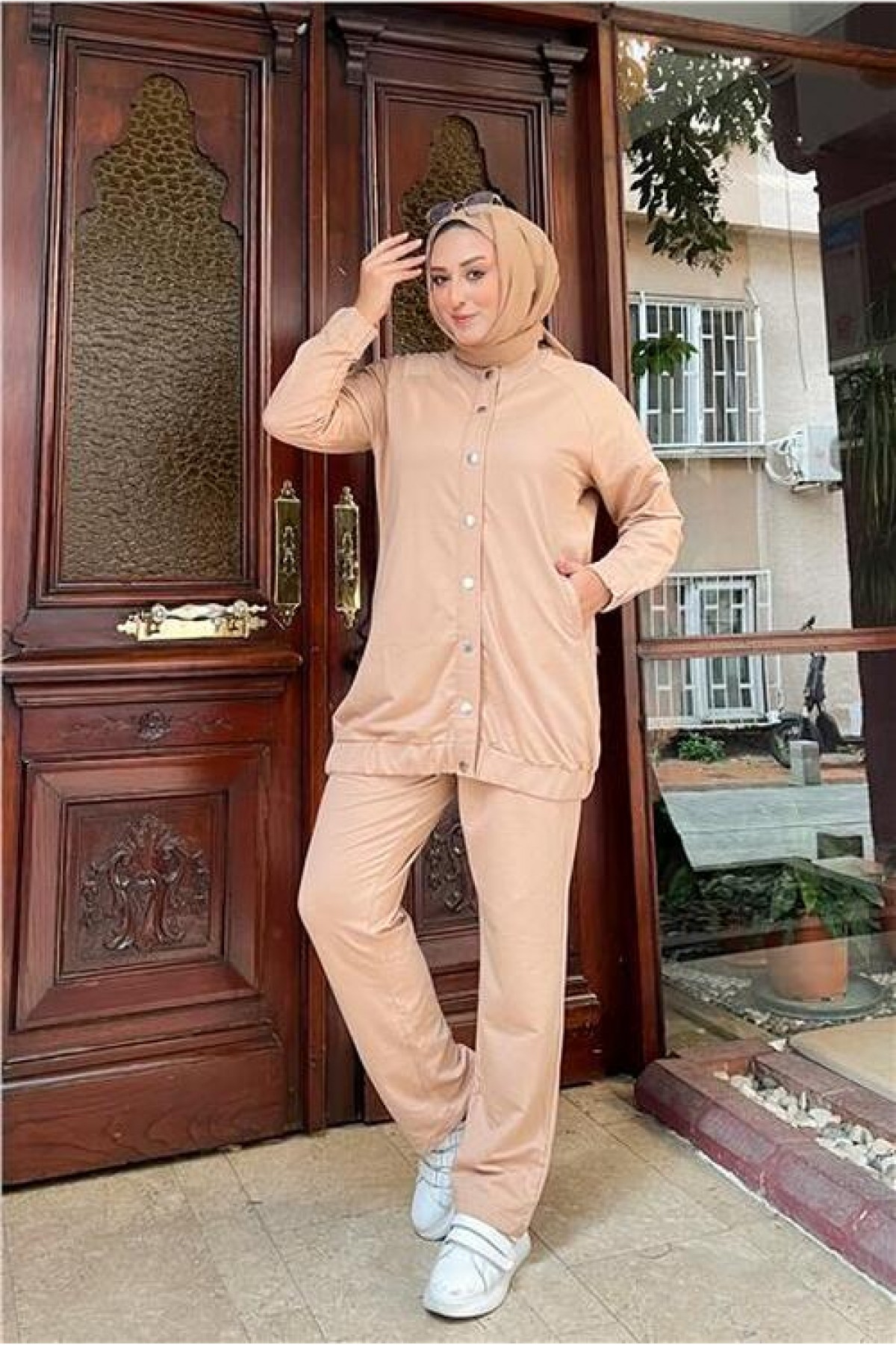 طقم رياضي بسيط مكون من قطعتين بأزرار كبس وجيوب جانبية detay görseli