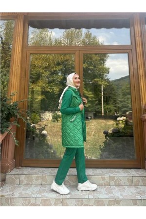 طقم رياضي من ثلاث قطع من دافني: بدلة رياضية بجيوب، وسترة بدون أكمام، وبنطال بخصر مطاطي.