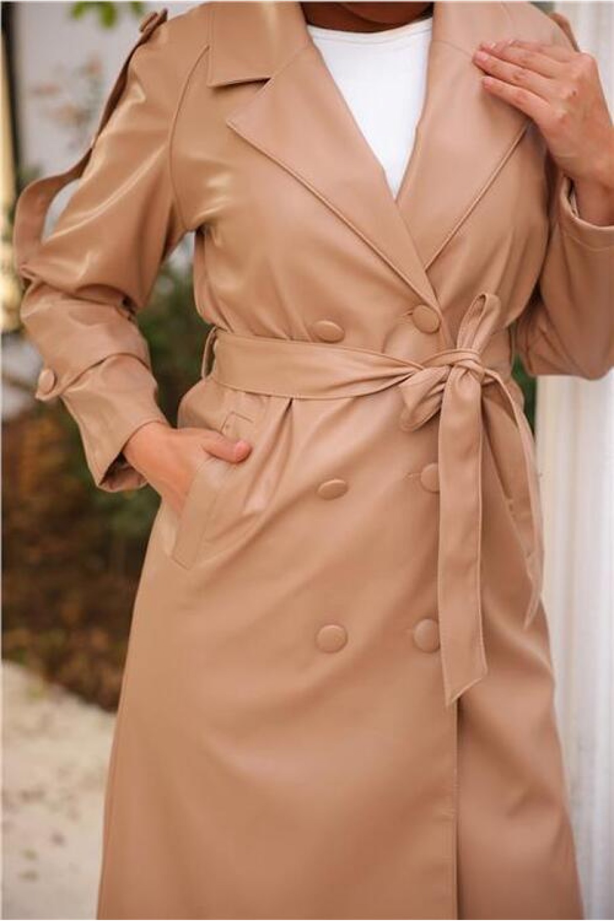 Double-breasted, pocketed, drawstring waist leather trench coat. detay görseli
