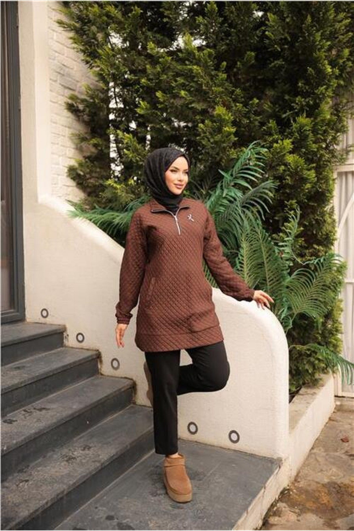 سويت شيرت رياضي أنيق مبطن بياقة قصيرة بسحاب