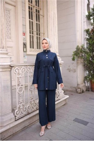 طقم رياضي من قطعتين محجبة بياقة صياد، مزود بحزام خصر مطاطي، وجيوب، وتفاصيل أزرار معدنية.
