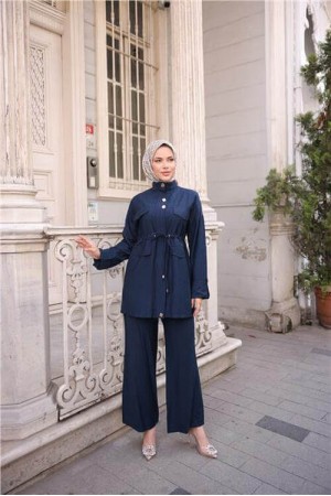 طقم رياضي من قطعتين محجبة بياقة صياد، مزود بحزام خصر مطاطي، وجيوب، وتفاصيل أزرار معدنية.