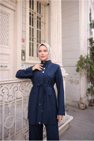 طقم رياضي من قطعتين محجبة بياقة صياد، مزود بحزام خصر مطاطي، وجيوب، وتفاصيل أزرار معدنية.