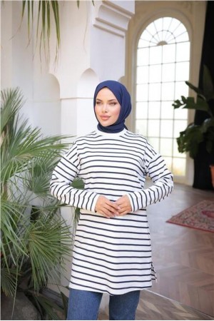 تونيك بأكمام طويلة وفتحة قصيرة، بياقة دائرية وخطوط أفقية.