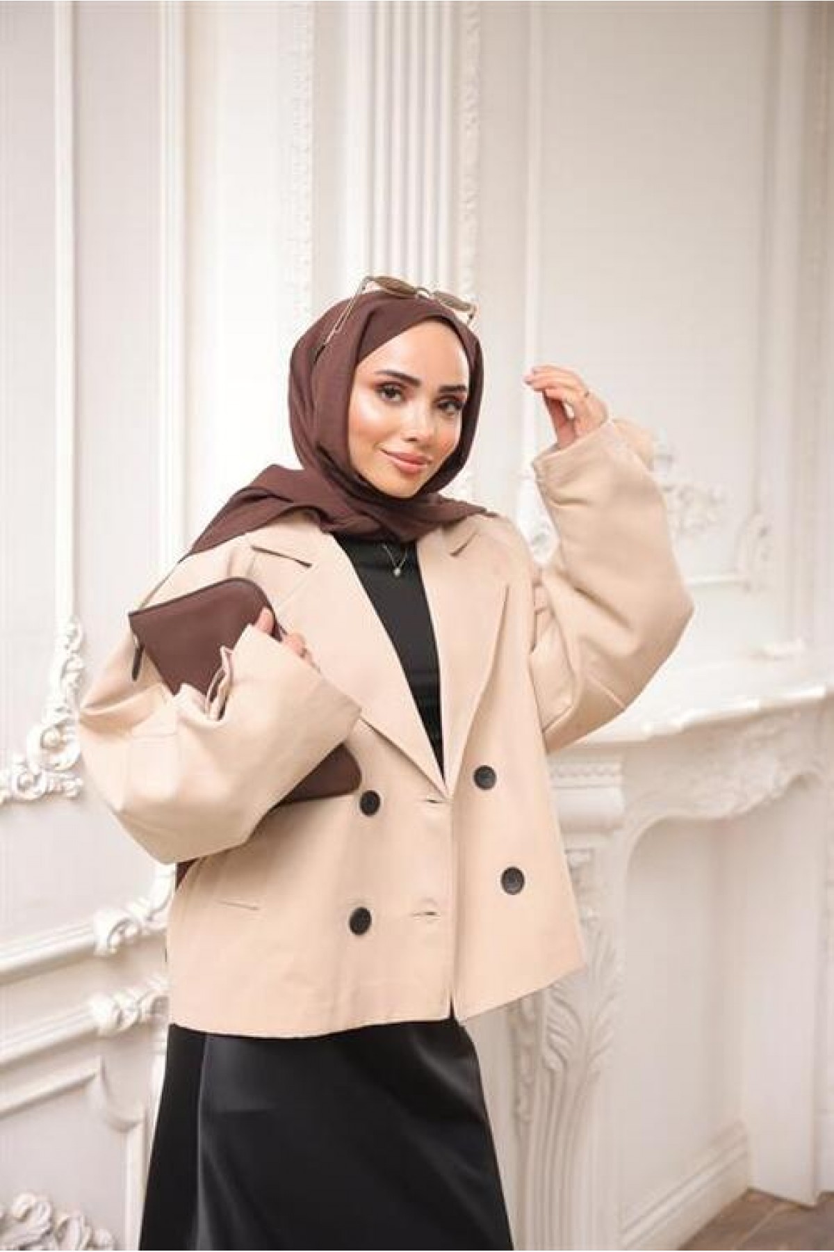 Double-breasted jacket, collar, and pockets; short trench coat.