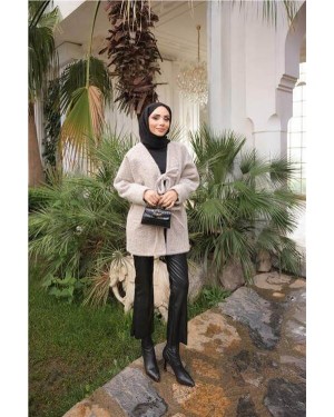 جاكيت صوف قصير بياقة على شكل حرف V مع تفاصيل من الدانتيل