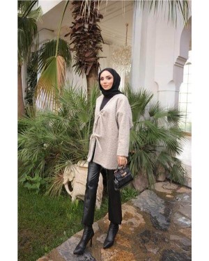 جاكيت صوف قصير بياقة على شكل حرف V مع تفاصيل من الدانتيل