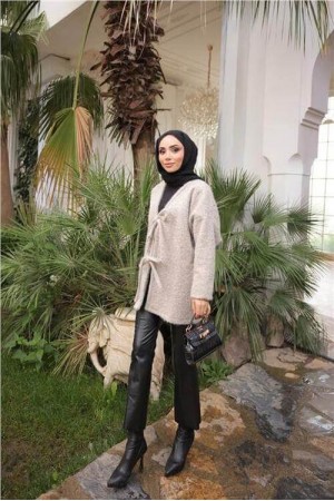جاكيت صوف قصير بياقة على شكل حرف V مع تفاصيل من الدانتيل