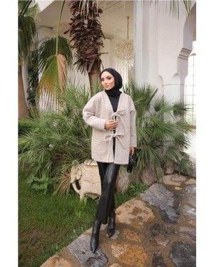 جاكيت صوف قصير بياقة على شكل حرف V مع تفاصيل من الدانتيل