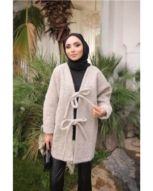 جاكيت صوف قصير بياقة على شكل حرف V مع تفاصيل من الدانتيل