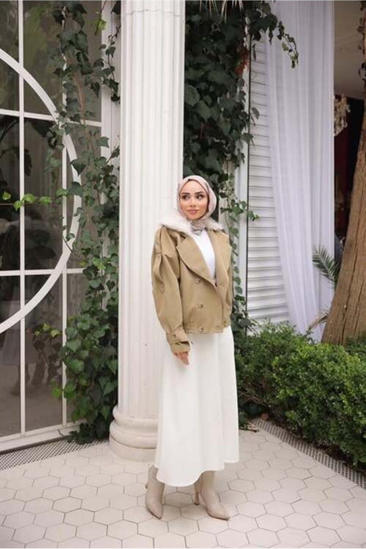 سترة مزدوجة الصدر بياقة مطاطية وتفاصيل مخططة، معطف قصير.