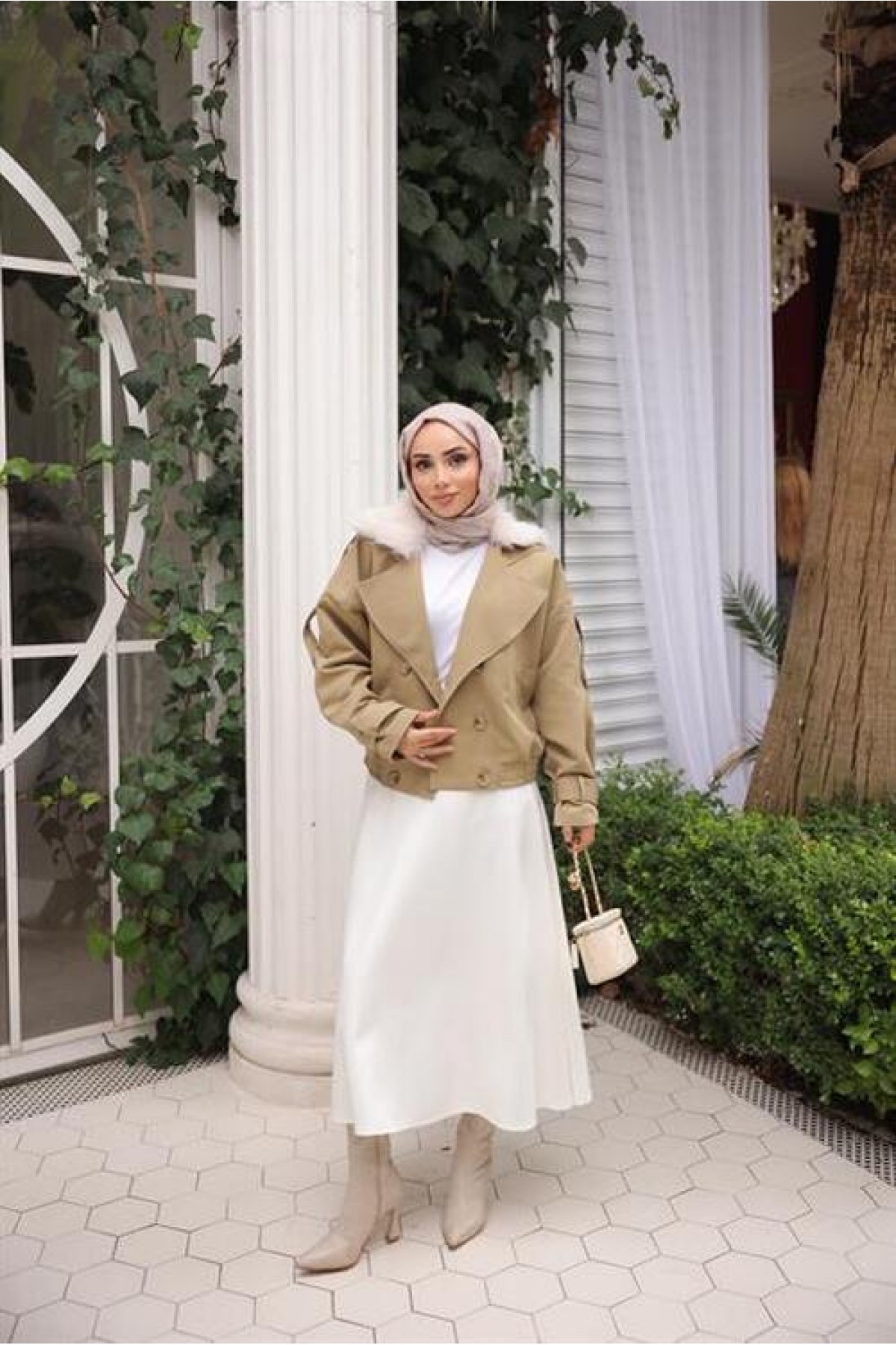 سترة مزدوجة الصدر بياقة مطاطية وتفاصيل مخططة، معطف قصير.