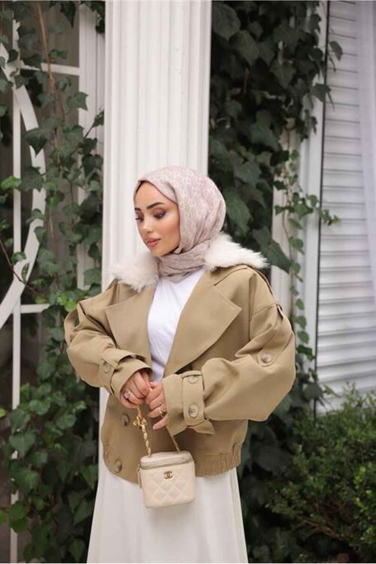 سترة مزدوجة الصدر بياقة مطاطية وتفاصيل مخططة، معطف قصير.