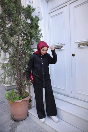 طقم رياضي مكون من قطعتين مع حجاب، مزود بأزرار كبس وياقة وجيب.