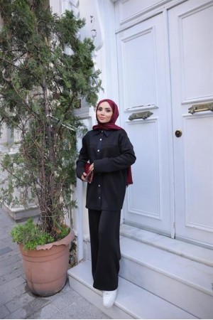طقم رياضي مكون من قطعتين مع حجاب، مزود بأزرار كبس وياقة وجيب.