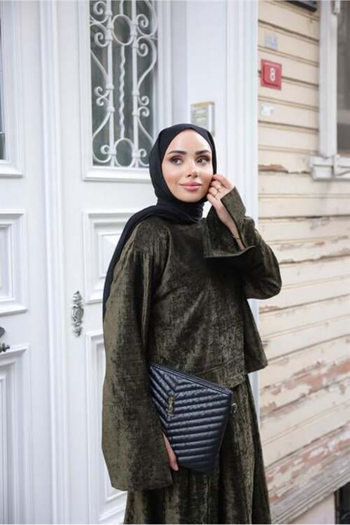 طقم تنورة وحجاب من قطعتين من المخمل البسيط، بياقة دائرية وأكمام واسعة detay görseli
