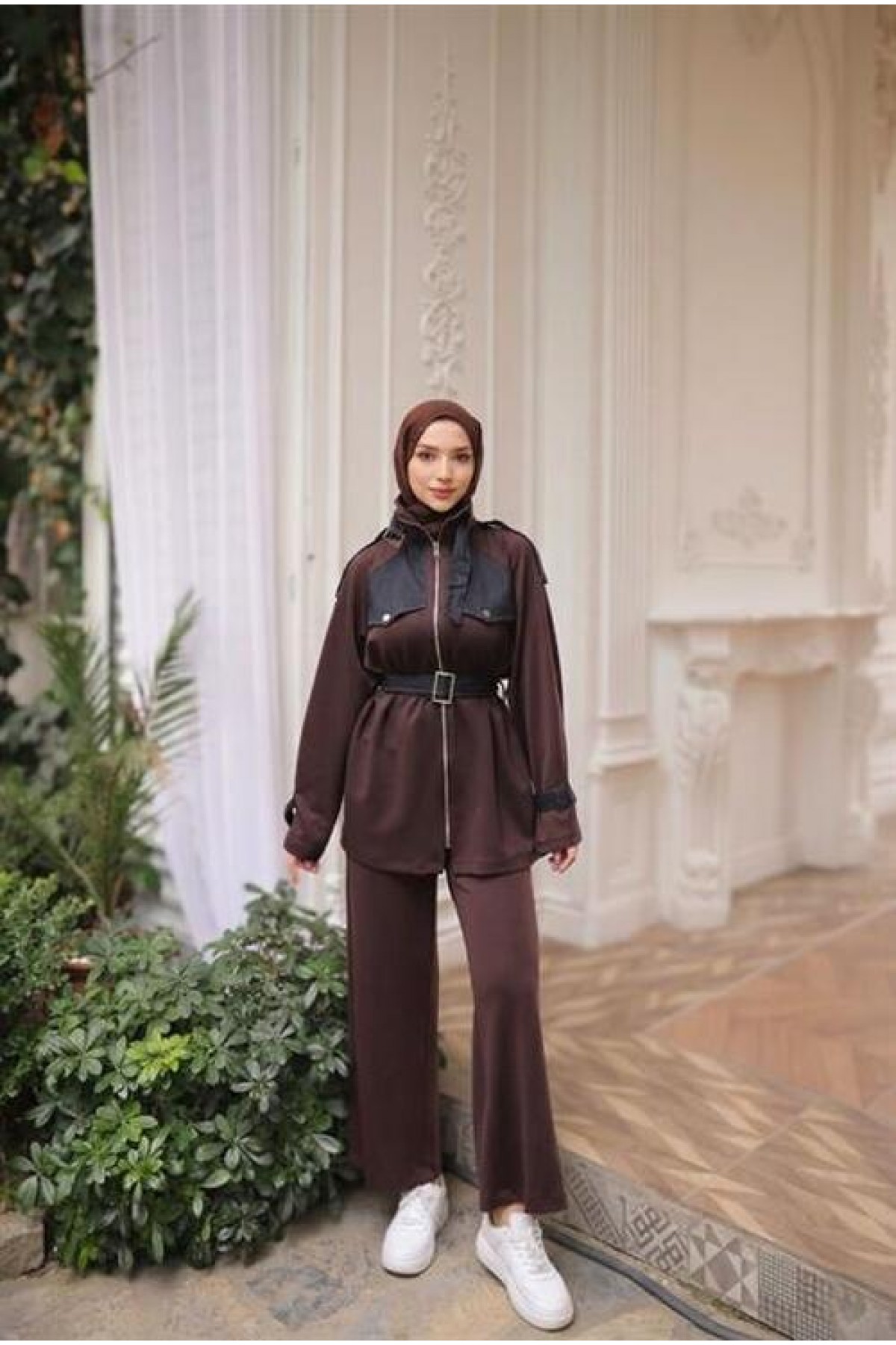 Two-Piece Hijab Tracksuit Set with Zipper and Buckle Detail at Waist