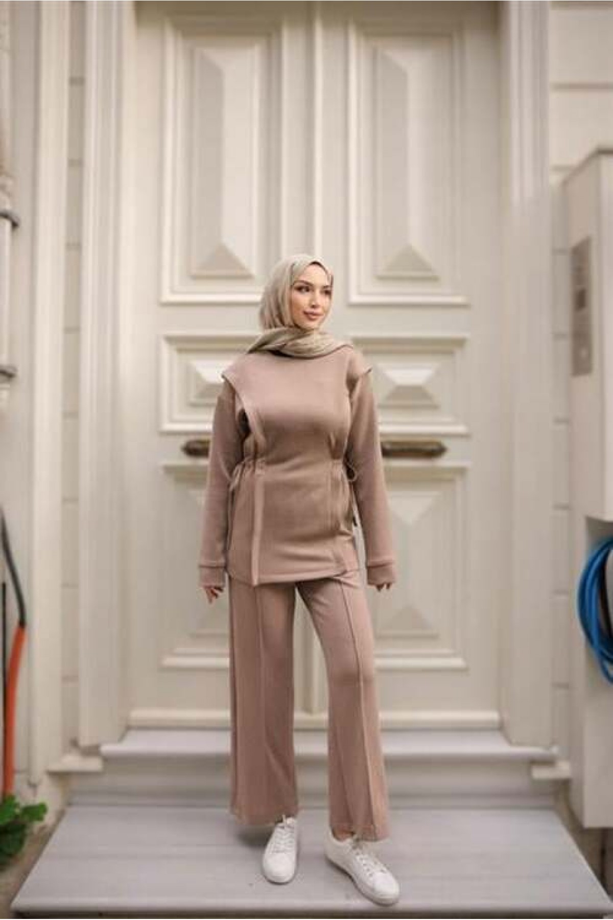 Lace-up Belt Detailed Two-Piece Hijab Tracksuit Set with Rhinestones
