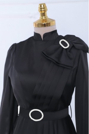 Broşlu Fiyonklu Taşlı Kemerli Saten Abiye -Siyah