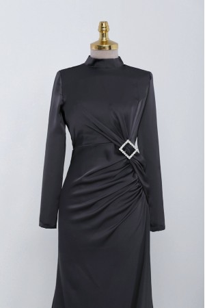 Yandan Büzgülü Taşlı Taka Detaylı Saten Abiye -Siyah