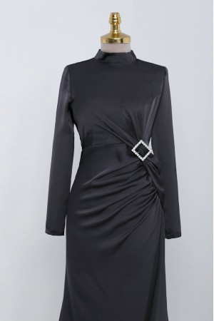 Yandan Büzgülü Taşlı Taka Detaylı Saten Abiye -Siyah