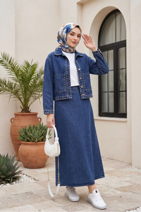 طقم تنورة جينز بتفاصيل مطرزة، وجيوب مزدوجة، وإغلاق بأزرار أمامية. -أزرق غامق