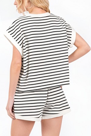 بدلة مخططة من القطن الممشط برقبة دائرية مع جيب وشورت -أبيض