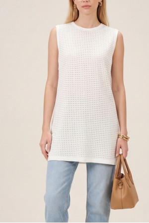 قميص داخلي بدون أكمام مزين بتفاصيل حجرية في الأمام -أبيض سكري
