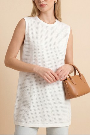 قميص داخلي بدون أكمام مزين بتفاصيل حجرية في الأمام -أبيض سكري