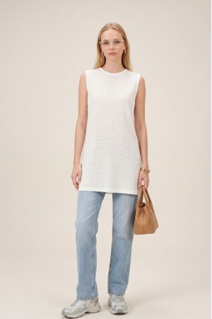 قميص داخلي بدون أكمام مزين بتفاصيل حجرية في الأمام -أبيض سكري