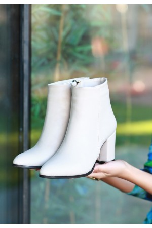 حذاء بكعب من الجلد البيج من ماركة بيا