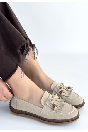 حذاء باليه مسطح من الجلد البيج من بوري، مصنوع من جلد الغزال البودرة